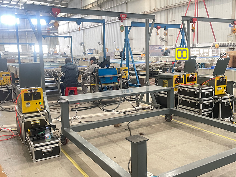 一人操控2台焊机作业.jpg